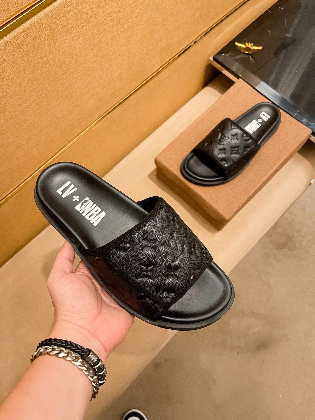 Men's men's shoes 💰 320💰 New model on the market 🔥[LV🔥 Louis Vuitton slippers] High-end 1:1 mold customization, original upgraded version of the outsole, lighter and non-slip. The market's top quality, fashionable and trendy, versatile and popular, simple yet tasteful, a must-have for fashionistas, exuding a fashionable and casual atmosphere, fashion is at your feet, full of confidence, the same style at the counter 👍The season of spring and summer slippers is here, super beautiful to wear, 38-44 1⃣️colors available🔥